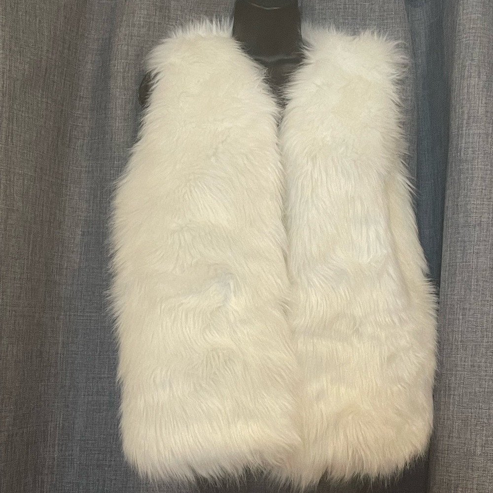 TIME AND TRU White  FAUX FUR VEST Size 4-6 Fits Like A Medium